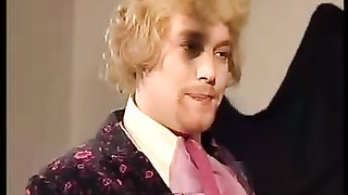 Süße Sex-Sklavin in Maid-Uniform sieht amazing aus