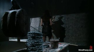 Blonde wie Hund behandelt, sitz unter Stuhl du Abschaum