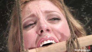 Schmerzhafte Fesselung mit Bambusstöcken und Wasserstrafe