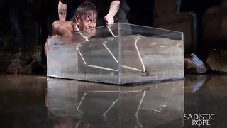 Bondage acuático interracial con una sumisa ébano