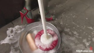 Gefesselte Rothaarige bekommt ihre Fotze intensiv von ihrer Herrin gebürstet