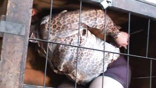 Rubia enjaulada babea un montón y vemos algo increíble Primeros planos