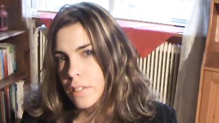 Elegante Sekretärin im schwarzen Outfit kam hierher zur Demütigung