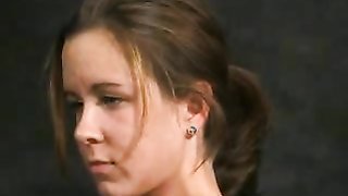 Frau mit glatter Muschi lässt sich hier ficken