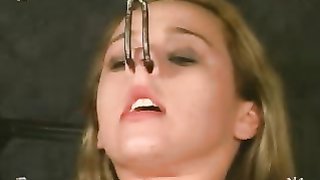 Esclava rubia casi ahogada en bañera