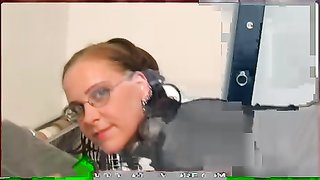 Wunderschöne unterwürfige Sekretärin wird extrem bestraft