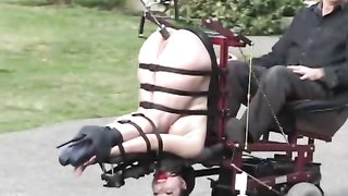 Impresionante esclava BDSM recibe follada en grieta en posición misionera