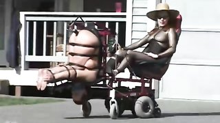 Geile, gefesselte Frau wird von großer Domina als Sexspielzeug benutzt