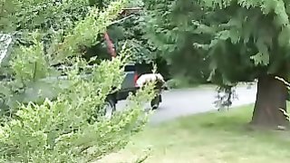 Verrückter Mann trägt seine suspendierte Puppe wie Anhänger