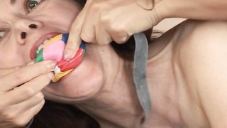 La hermana viene a casa para usar un arnés en su hermano atado