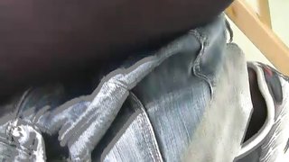 Una MILF real con impresionantes tetas enormes hace topless en un bondage en solitario