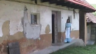 妖艶な“儀式風”ロールでスリムな女性がベッドでスパンキングを受ける