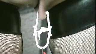 Hermosa BBW con corsé de cuero luce su afeitado rosado Coño