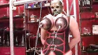Tolle Frau mit schwarzer Maske bekommt zwei Saugvibratoren an die Brüste