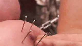 Amo mete agujas afiladas en sus tetas masivas atadas