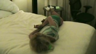 Dreckiger, fetter Herr bereitet seine sexy Frau auf Hardcore-Bondage vor