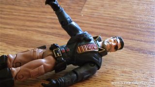 Atemberaubende Supergirl liegt gefesselt mit einem Toy zwischen den Titten