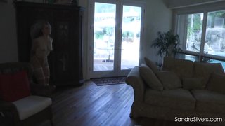 Atemberaubende vollbusige Lady mit rotem Knebel im Mund mag ihren Master