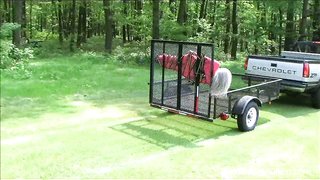 Impresionante rubia con mono rojo amordazada y humillada