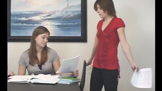 Schnelles und süßes Spanking im Büro mit zwei Chicks