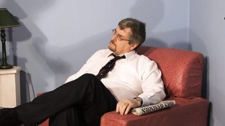 Gute lockige Chick mit langen Beinen kriegt Arsch von Master versohlt