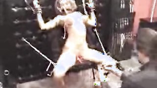 Hammer vollbusige Blonde wird für schmerzhafte Sexspiele vorbereitet