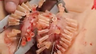 Tolle Brustfesseln und extrem schmerzhaftes Spiel mit Nadeln