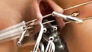 Sexy Chick mit penetrierter Pussy sieht so unschuldig und heiß aus