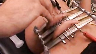 Wahnsinnige Brünette spreizt Beine für perversen verrückten Meister