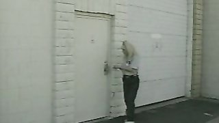 Nena de grandes tetas en Bondage pide ayuda a gritos durante su primera experiencia BDSM