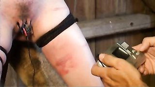 High-Heeled Chick auf schwarzen High Heels wird im Stall angekettet