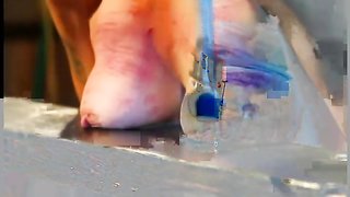 Leidenschaftliche Blonde mit riesigen Titten und Knebel wird mit Nägeln genagelt