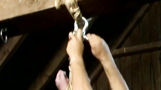 Atemberaubende gefesselte BBW-Brünette wird in hardcore Sexspiel benutzt