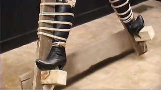 Süße Babe mit riesigem Arsch liebt schmerzhaftes Spanking und Folter