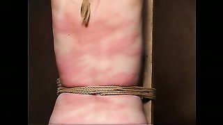 四角い尻ビッチが壁に向かって激しく叩かれる