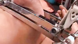 超狂ったご主人様が巨大乳にスポークを詰め込む