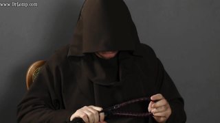 Gruppen-Demütigung und schmerzhafte Tortur weiblicher Genitalien