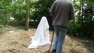 La guapa más linda con un culo redondo y respingón es dominada en el bosque