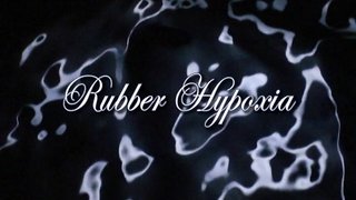 Una diosa impresionante del látex domina a su muñeca sumisa