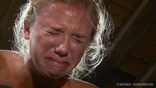 ¡La más linda chica del mundo recibe azotes y varazos!