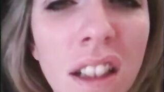 Geiles Luder fickt sich selbst anal