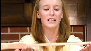 Jessica wird fürs Schimpfen gepaddelt (18+)