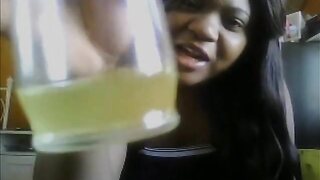 巨乳ナチュラルおっぱいの黒人BBWがウェブカムで放尿