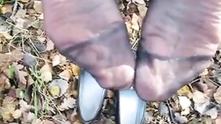 Die mit Sperma bedeckten Nylonsohlen des deutschen Amateur -Milf