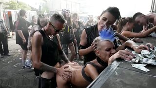 ツイステッド・ファミリー：汚らしいパンク女が見知らぬ男に利用される