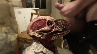 Verdrehte Familie: Diese Maske sprach schmutziger als sein Mund