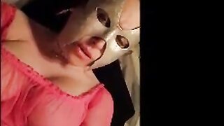 Schwedische BDSM-Amateurin spritzt mit Dildo