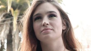 Fetiche floral es cosa de esa adolescente de culo grande Juliette March