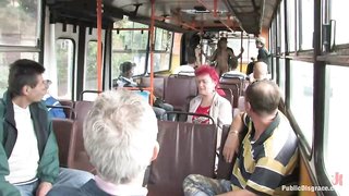 Donna Bellが普通のバスでチンポをしゃぶる