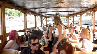 赤毛スラットが公共ボートでチンポに乗る